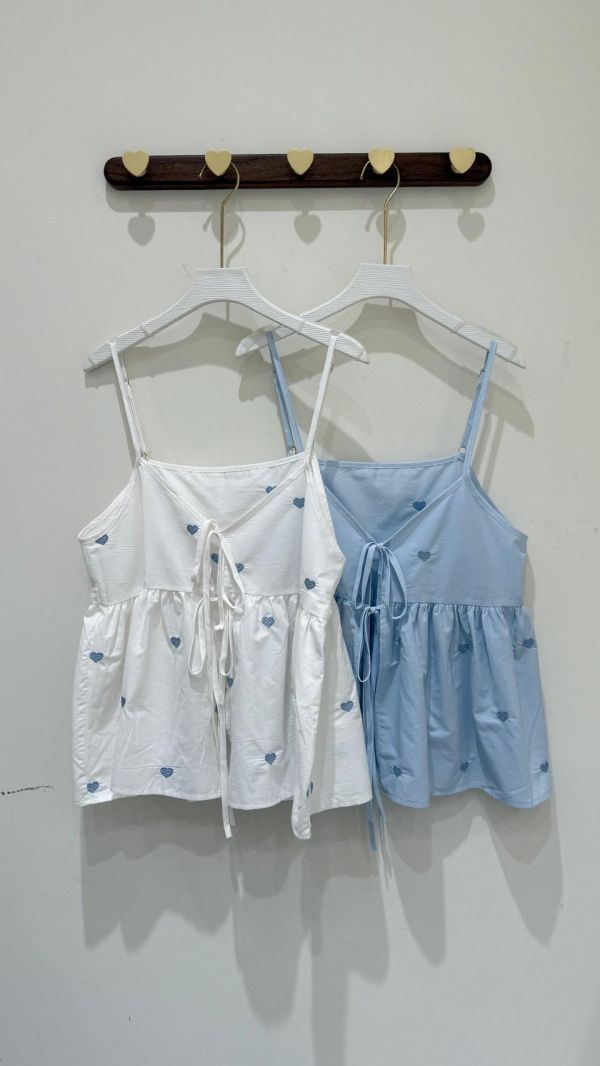 【愛心刺繡吊帶背心】 