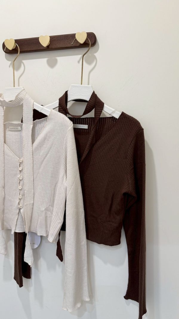 繞脖鬆餅格提花上衣 