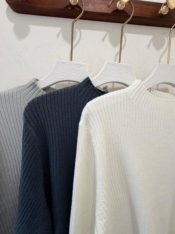 【歐式坑條針織上衣】 