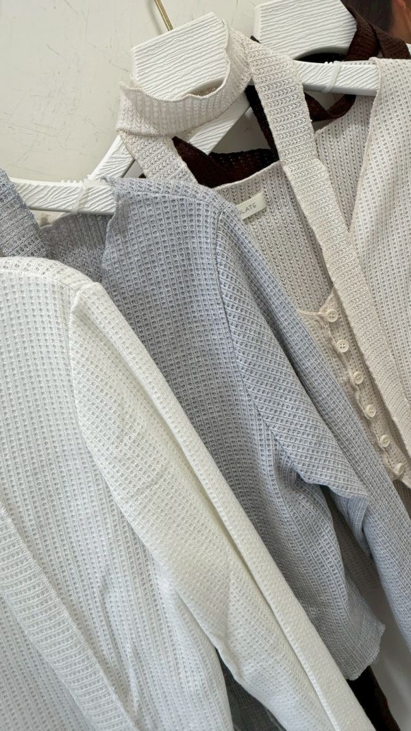 繞脖鬆餅格提花上衣 