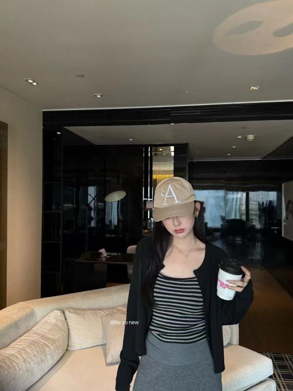 條紋背心+排釦外套 