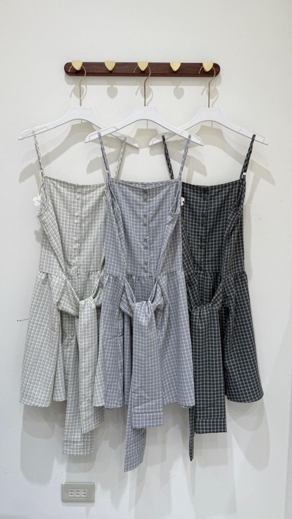 【格紋綁帶吊帶短洋裝】 