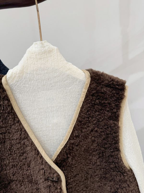 羊羔毛拼接麂皮背心 