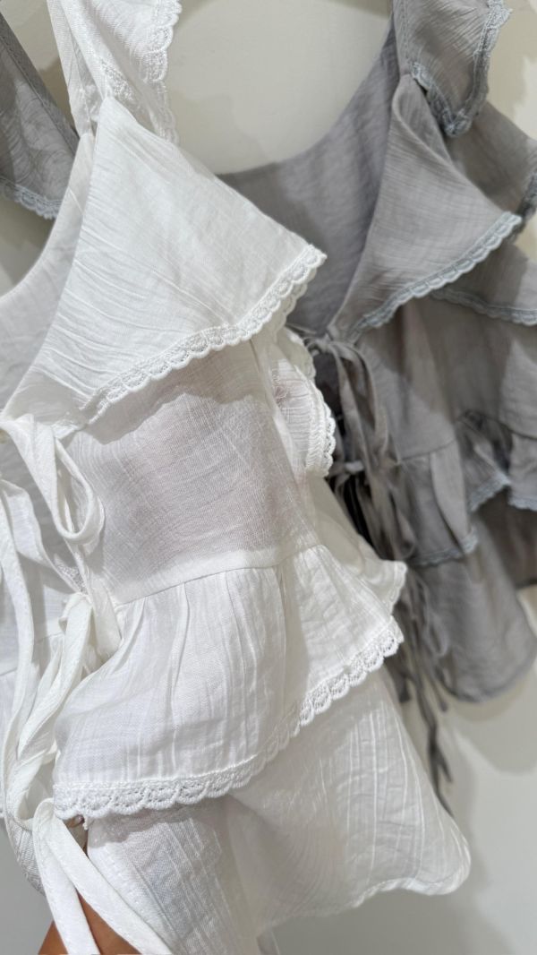 【甜美綁帶荷葉削肩背心】 