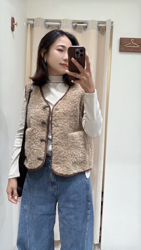 羊羔毛拼接麂皮背心 