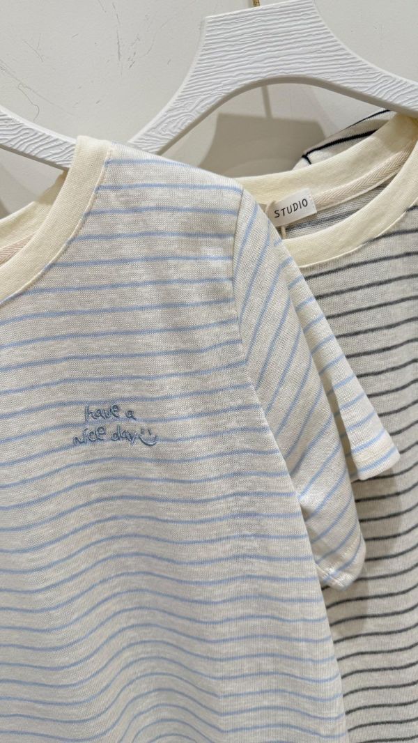 【條紋刺繡短袖棉】 