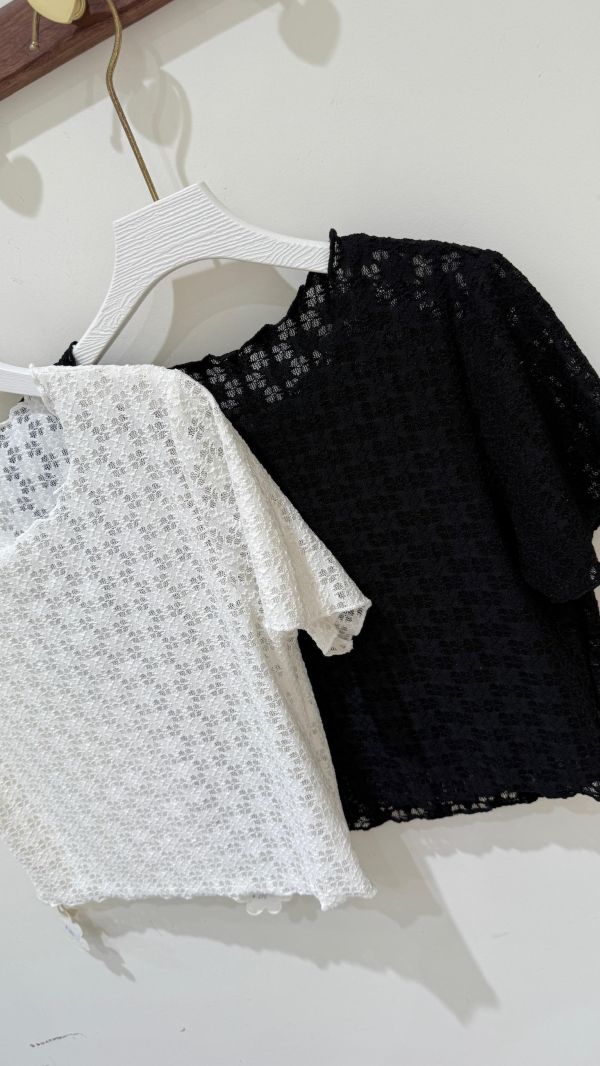 【拼圖透膚蕾絲短袖上衣】 