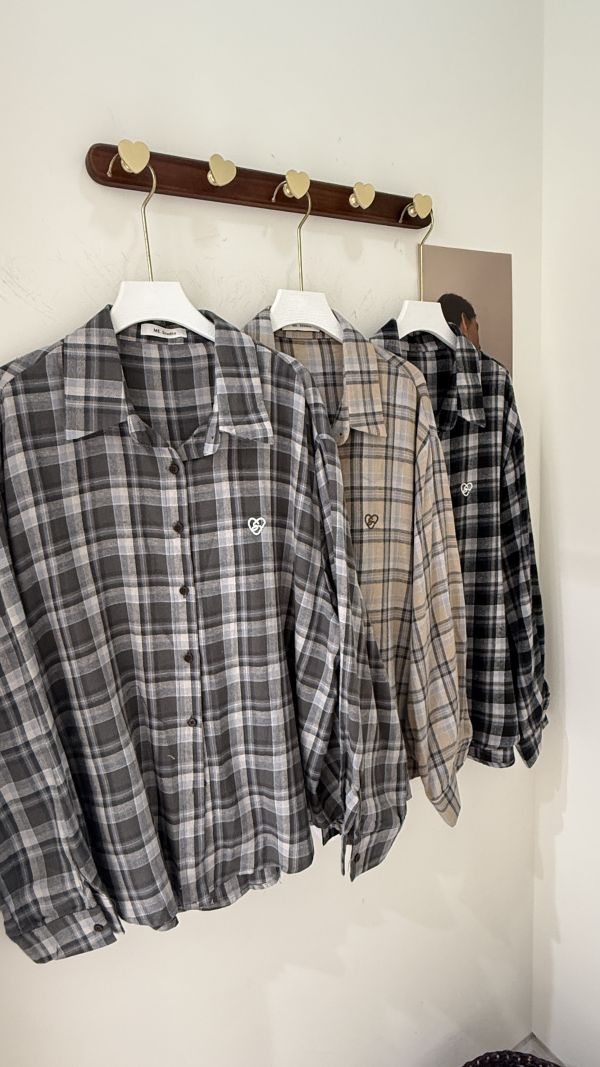 【格紋刺繡愛心磨毛襯衫】 