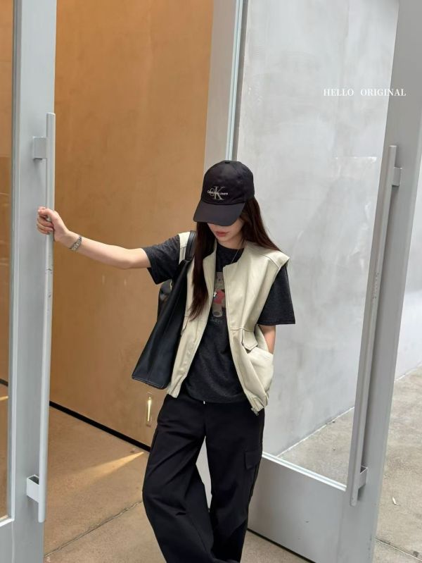 【蛋白皮革短背心】 