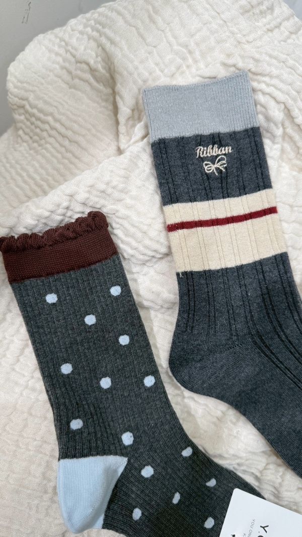木耳邊灰點點襪 