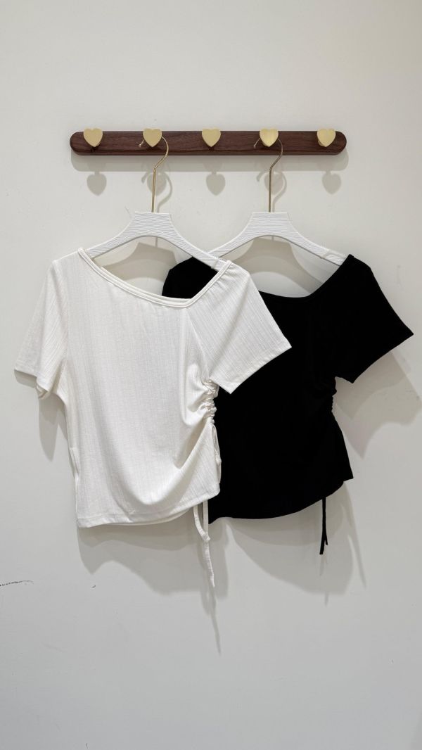 【斜領側抽短袖上衣】 