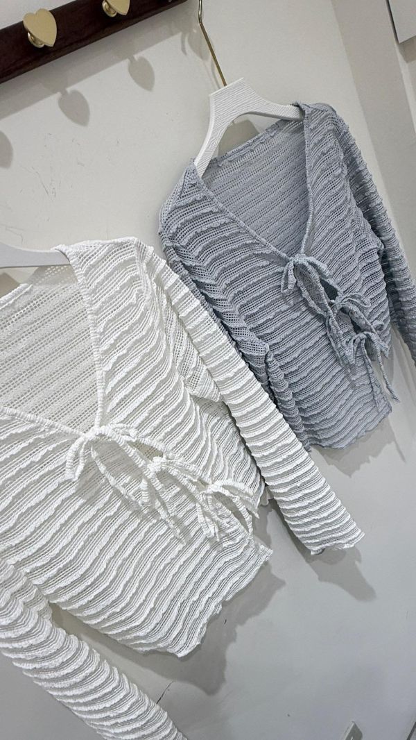 【斜開肌理綁帶罩衫】 