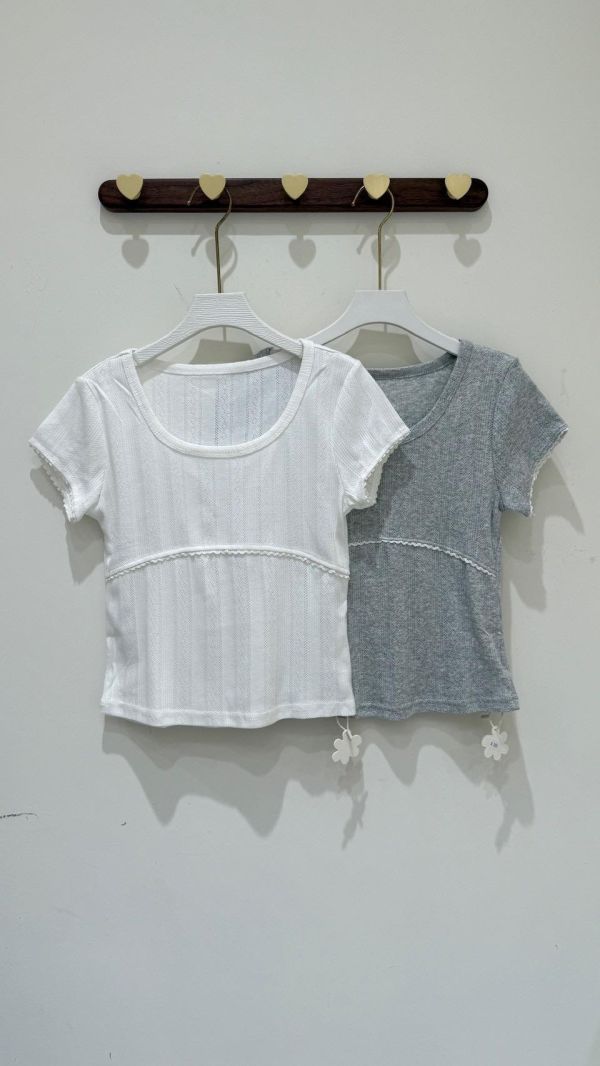 【小蕾絲花邊拼接U領上衣】 