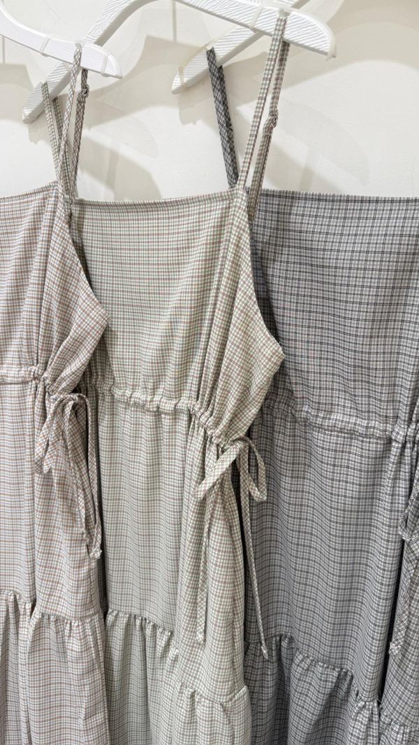 【細格紋抽繩吊帶長洋裝】 