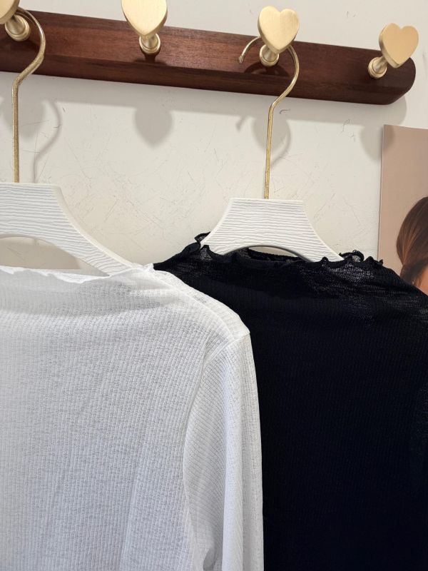 【紋理木耳邊薄款透膚上衣】 