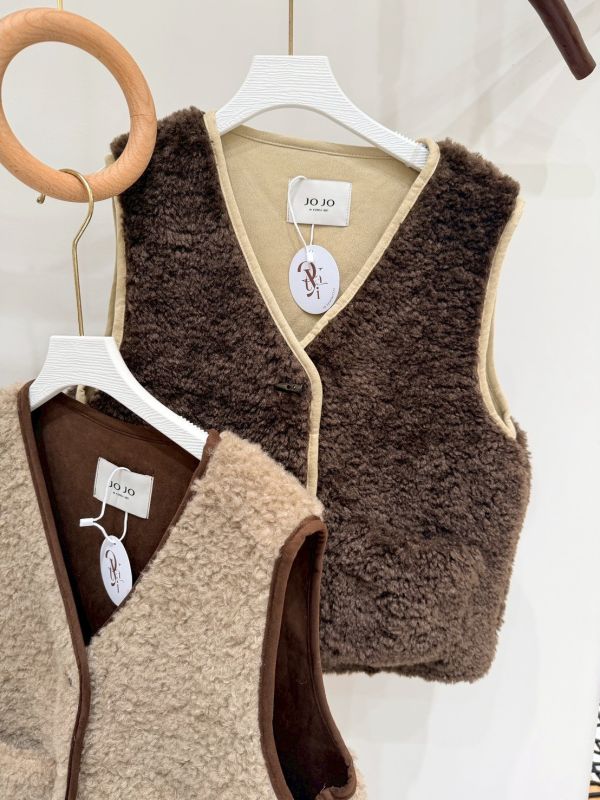 羊羔毛拼接麂皮背心 