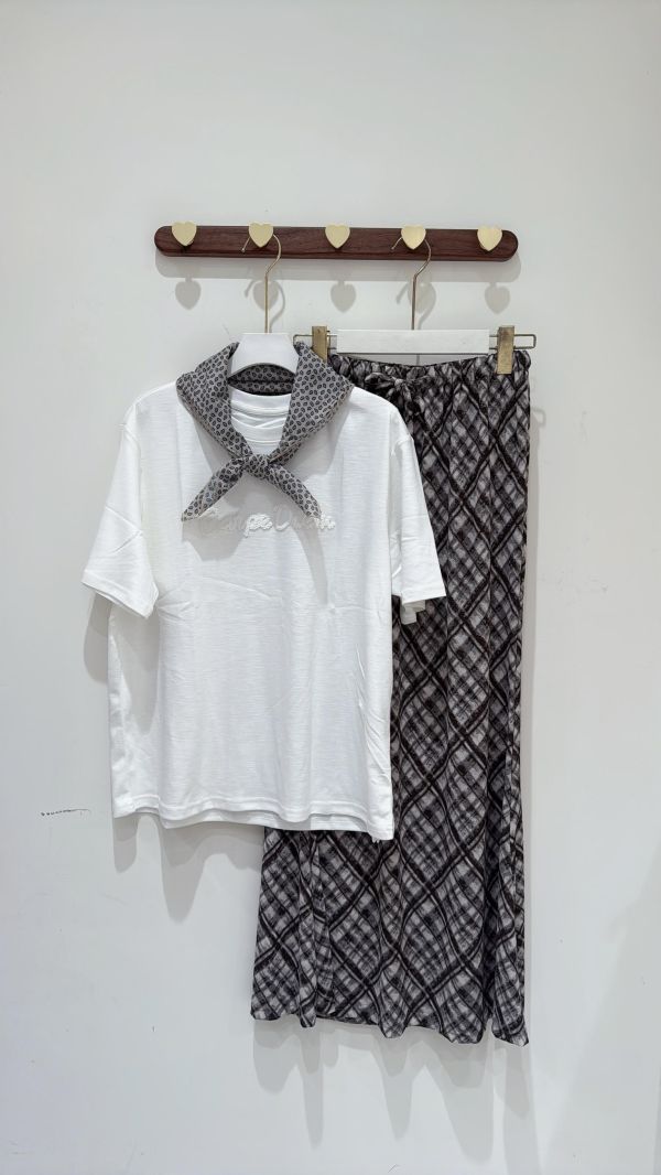 【格紋肌理A字裙】 