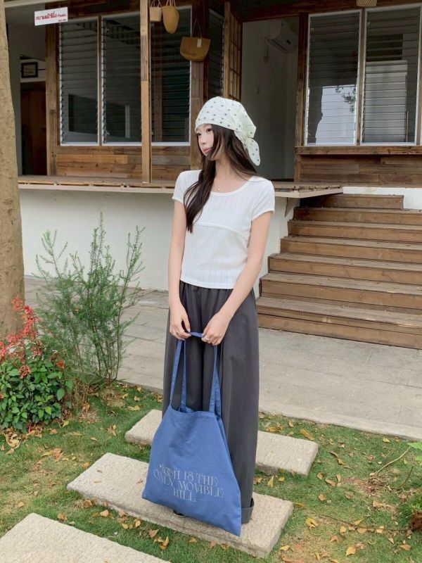 【小蕾絲花邊拼接U領上衣】 