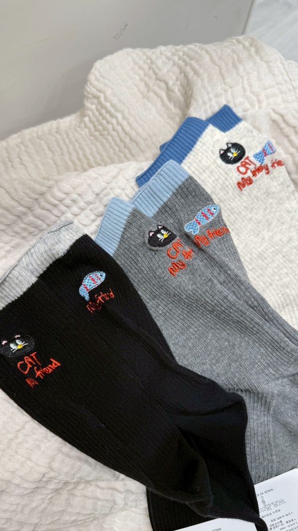 右魚左貓刺繡襪 