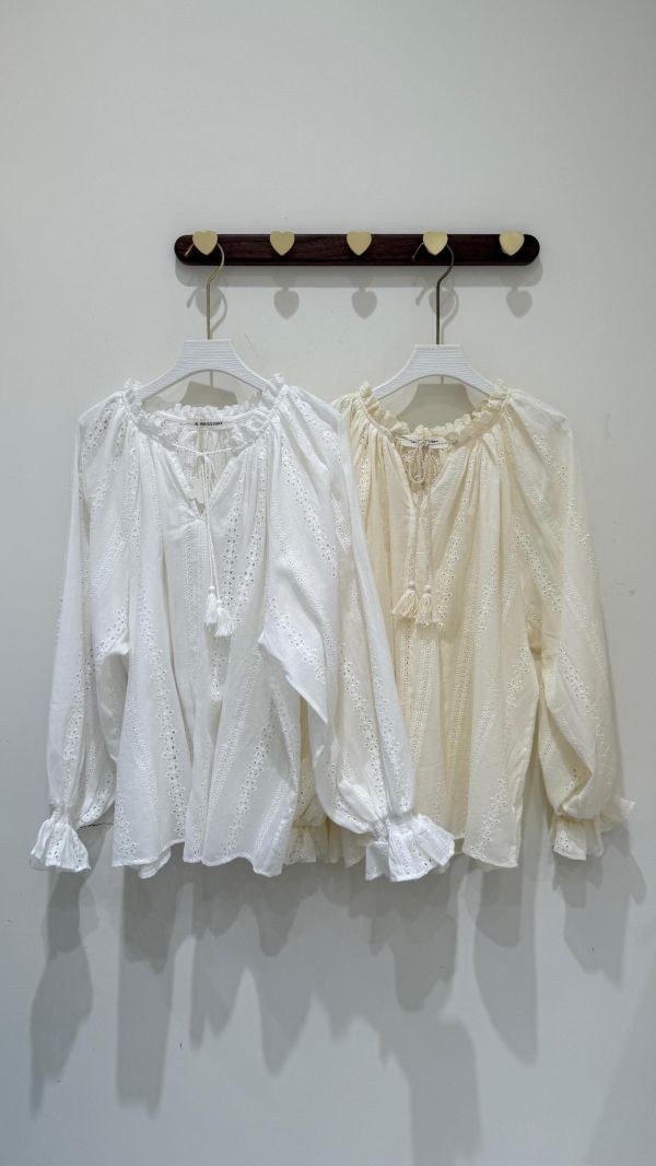 【甜美刺繡鏤空上衣】 