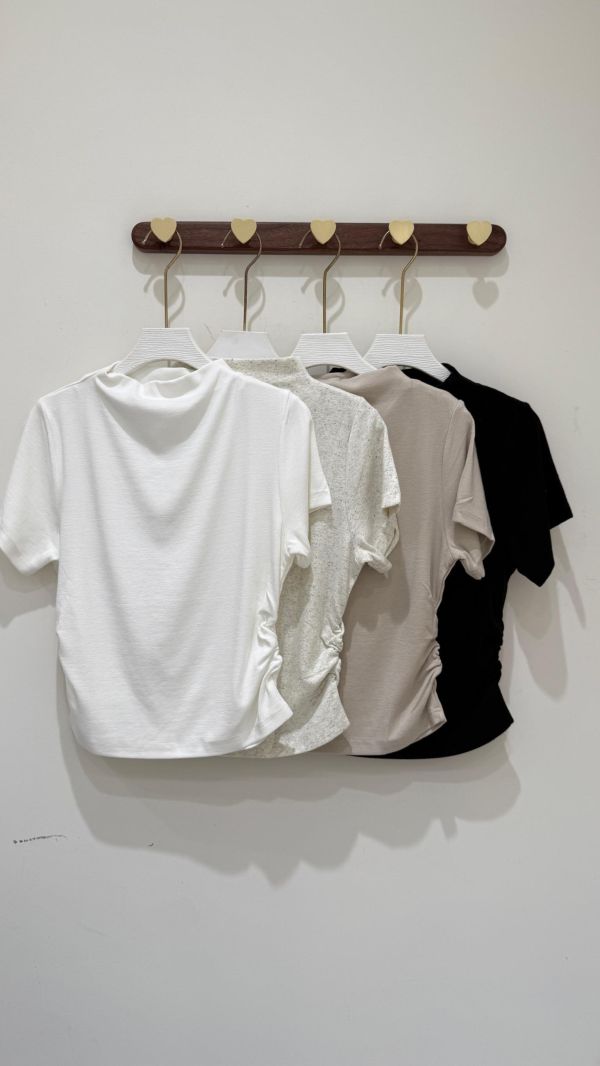 【側抽皺素面立領短袖棉T】 