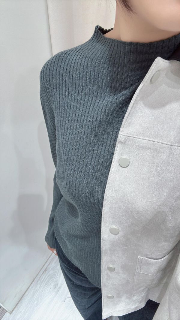 【歐式坑條針織上衣】 