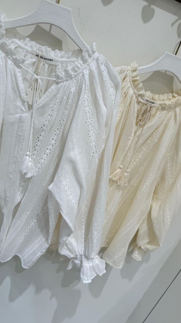 【甜美刺繡鏤空上衣】 