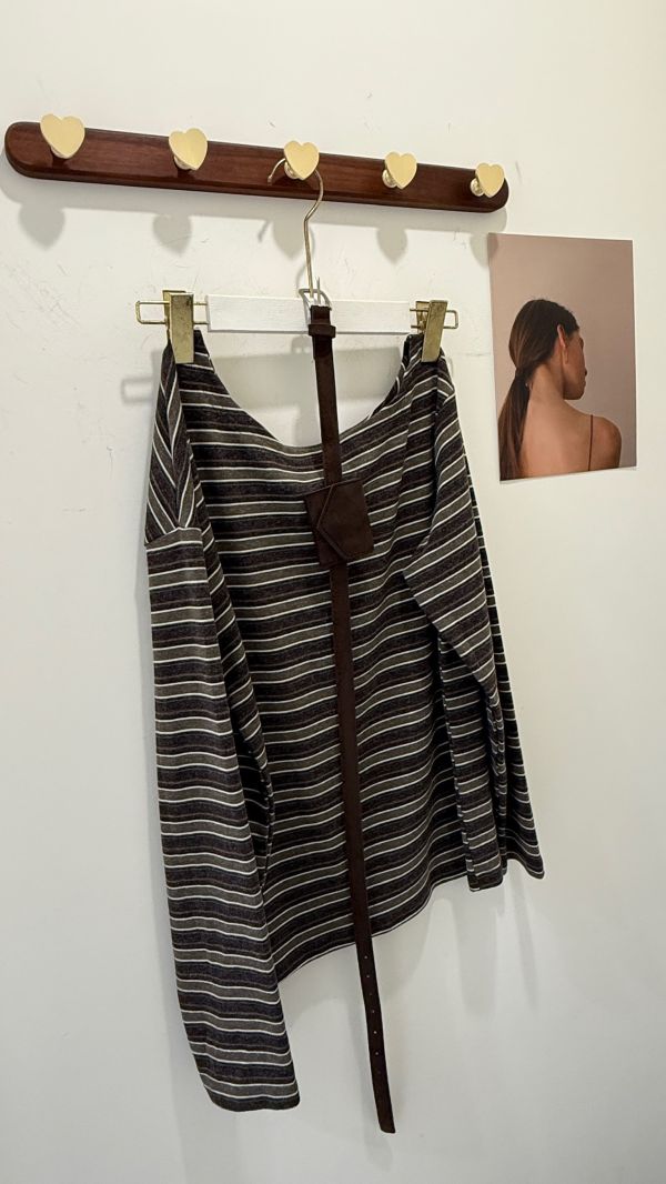 斜肩條紋長袖上衣（附皮帶） 