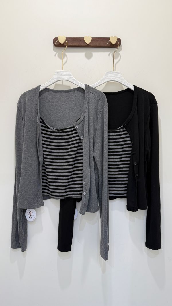 條紋背心+排釦外套 