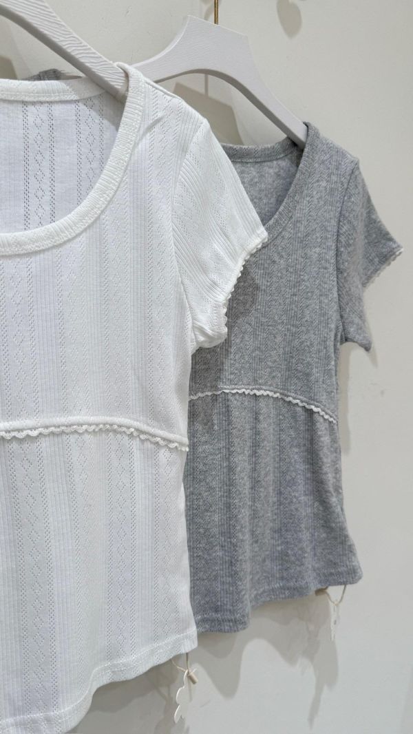 【小蕾絲花邊拼接U領上衣】 