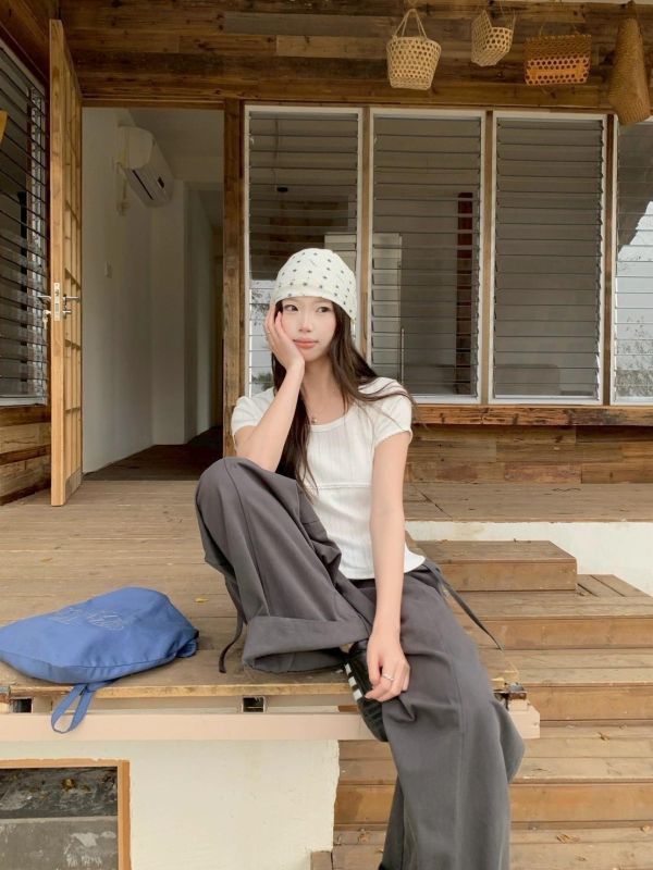 【小蕾絲花邊拼接U領上衣】 