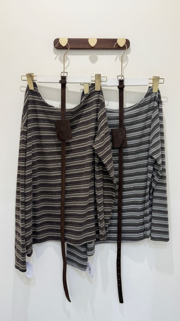 斜肩條紋長袖上衣（附皮帶） 