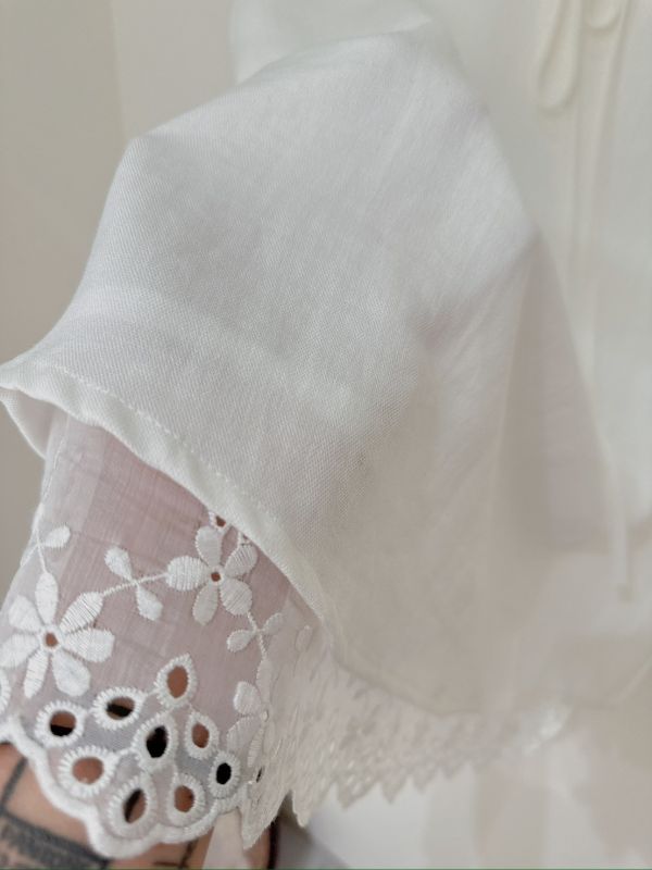 25春夏【天絲刺繡蕾絲上衣-附綁帶】 