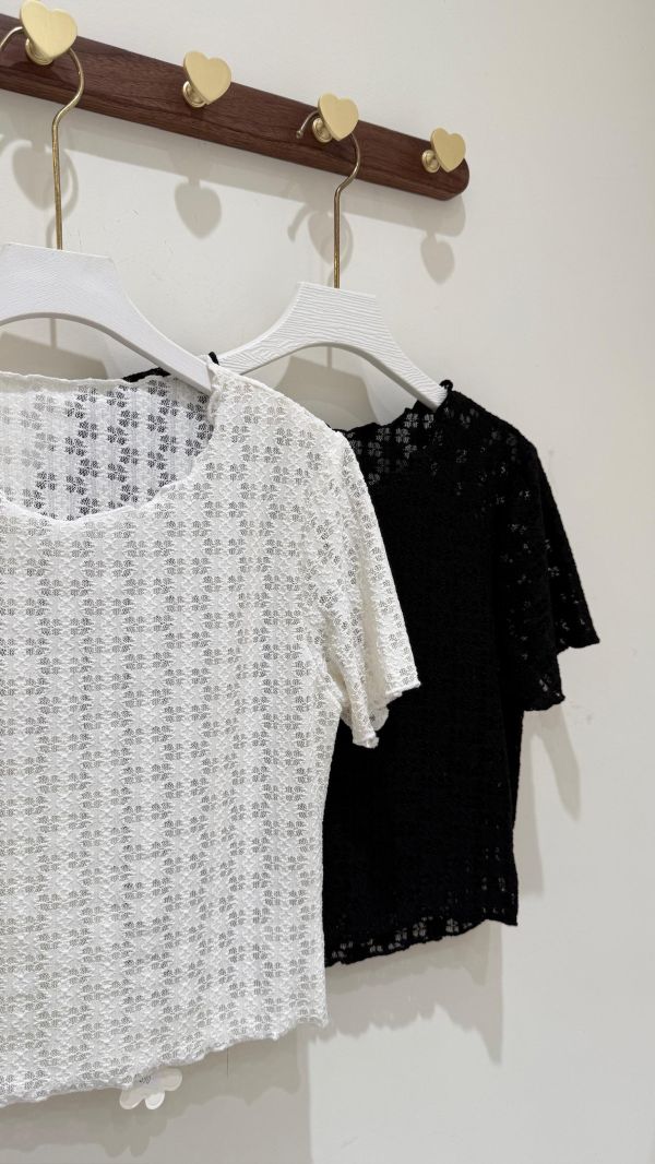 【拼圖透膚蕾絲短袖上衣】 