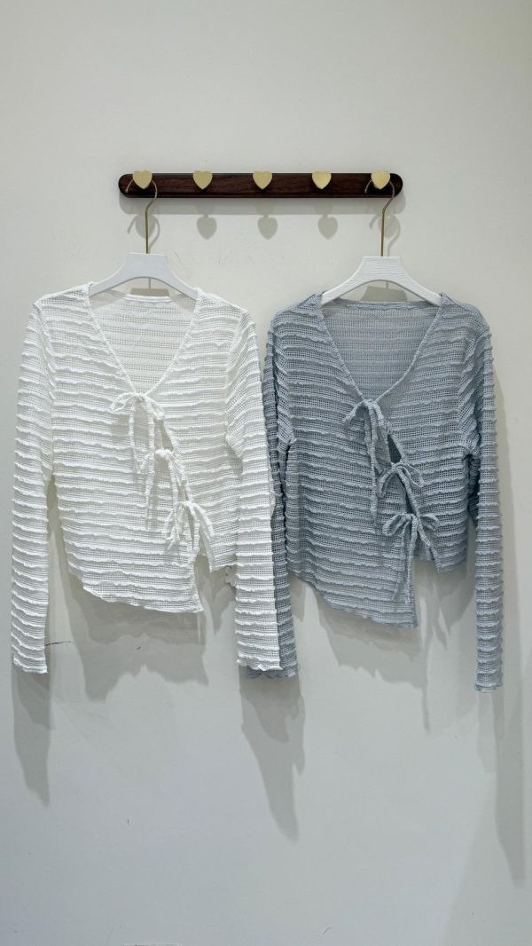 【斜開肌理綁帶罩衫】 