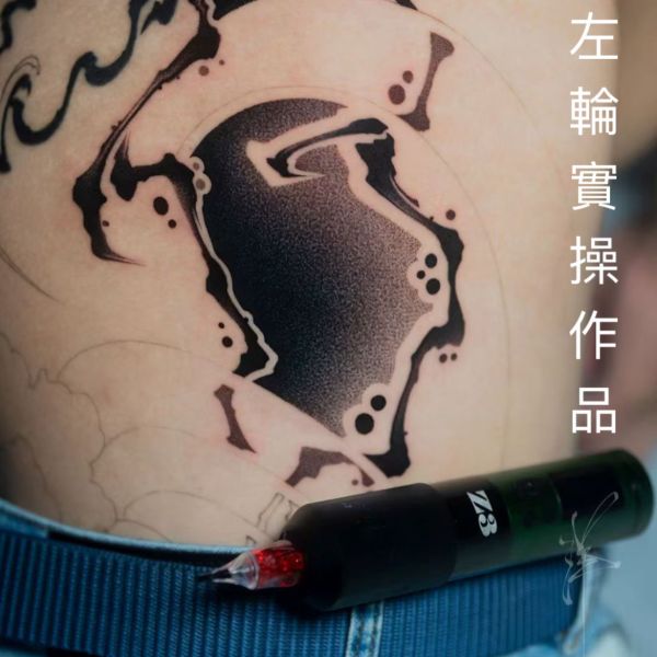強力推薦 刺感極佳 - 雙電池 左輪變頻無線筆 雙握柄全套組 變頻模式/正常模式可切換 軸距行程4.2MM - 隱龍刺青紋身器材 隱龍專業刺青紋身器材,進口刺青器材,進口紋身器材,進口紋身耗材,進口紋身顏料色料,進口紋身黑色顏料色料,進口紋身彩色顏料色料,紋身電源,紋身線,紋身踏板腳踏,紋身轉印,紋身針,紋身一體針,紋身傳統長針,紋身針嘴,紋身握柄,紋身修護膏,紋身凡士林,紋身保養,紋身機,刺青機,紋身筆型機,紋身馬達機,紋身直驅機,紋身彈片機,紋身線圈機,紋身床,紋身工作車,紋身扶手,紋身用品,紋身套組。