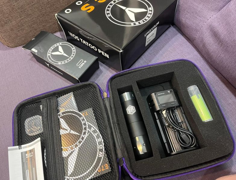 最新型全能化 WTP8 - 雙鋰電池無線紋身筆型機 全套組 - 首創偏心軸 3.0~5.0軸距行程可調節 - 黑/紫 可選 - 隱龍刺青紋身器材 隱龍專業刺青紋身器材,進口刺青器材,進口紋身器材,進口紋身耗材,進口紋身顏料色料,進口紋身黑色顏料色料,進口紋身彩色顏料色料,紋身電源,紋身線,紋身踏板腳踏,紋身轉印,紋身針,紋身一體針,紋身傳統長針,紋身針嘴,紋身握柄,紋身修護膏,紋身凡士林,紋身保養,紋身機,刺青機,紋身筆型機,紋身馬達機,紋身直驅機,紋身彈片機,紋身線圈機,紋身床,紋身工作車,紋身扶手,紋身用品,紋身套組。