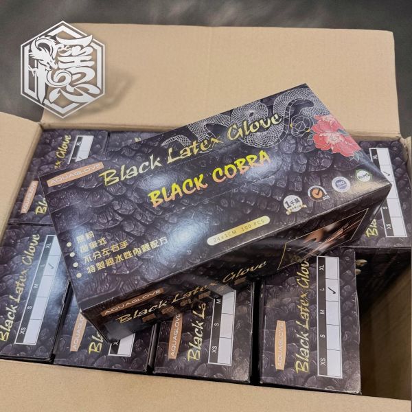 眼鏡蛇手套 - 高彈黑色乳膠手套 - Black Cobra (加厚防滑版)(100入/50雙/盒) - 全型號供應/單盒/成箱選款 - 隱龍刺青紋身器材 隱龍專業刺青紋身器材,進口刺青器材,進口紋身器材,進口紋身耗材,進口紋身顏料色料,進口紋身黑色顏料色料,進口紋身彩色顏料色料,紋身電源,紋身線,紋身踏板腳踏,紋身轉印,紋身針,紋身一體針,紋身傳統長針,紋身針嘴,紋身握柄,紋身修護膏,紋身凡士林,紋身保養,紋身機,刺青機,紋身筆型機,紋身馬達機,紋身直驅機,紋身彈片機,紋身線圈機,紋身床,紋身工作車,紋身扶手,紋身用品,紋身套組。