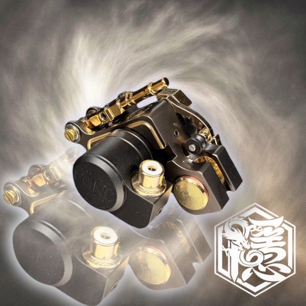 經濟實惠 復刻版 FONE 彈片馬達機 自帶壓針輪 力道猛 割線打霧通用 免橡皮筋 行程軟硬可調整 - 隱龍刺青紋身器材 隱龍專業刺青紋身器材,進口刺青器材,進口紋身器材,進口紋身耗材,進口紋身顏料色料,進口紋身黑色顏料色料,進口紋身彩色顏料色料,紋身電源,紋身線,紋身踏板腳踏,紋身轉印,紋身針,紋身一體針,紋身傳統長針,紋身針嘴,紋身握柄,紋身修護膏,紋身凡士林,紋身保養,紋身機,刺青機,紋身筆型機,紋身馬達機,紋身直驅機,紋身彈片機,紋身線圈機,紋身床,紋身工作車,紋身扶手,紋身用品,紋身套組。