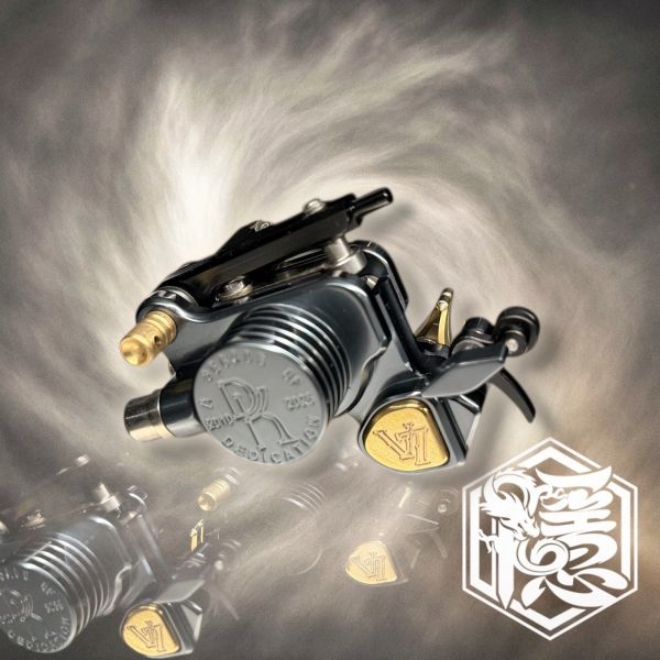 經濟實惠 復刻版 DIAU 彈片馬達機 自帶壓針輪 力道猛 割線打霧通用 免橡皮筋 行程軟硬可調整 - 隱龍刺青紋身器材 隱龍專業刺青紋身器材,進口刺青器材,進口紋身器材,進口紋身耗材,進口紋身顏料色料,進口紋身黑色顏料色料,進口紋身彩色顏料色料,紋身電源,紋身線,紋身踏板腳踏,紋身轉印,紋身針,紋身一體針,紋身傳統長針,紋身針嘴,紋身握柄,紋身修護膏,紋身凡士林,紋身保養,紋身機,刺青機,紋身筆型機,紋身馬達機,紋身直驅機,紋身彈片機,紋身線圈機,紋身床,紋身工作車,紋身扶手,紋身用品,紋身套組。