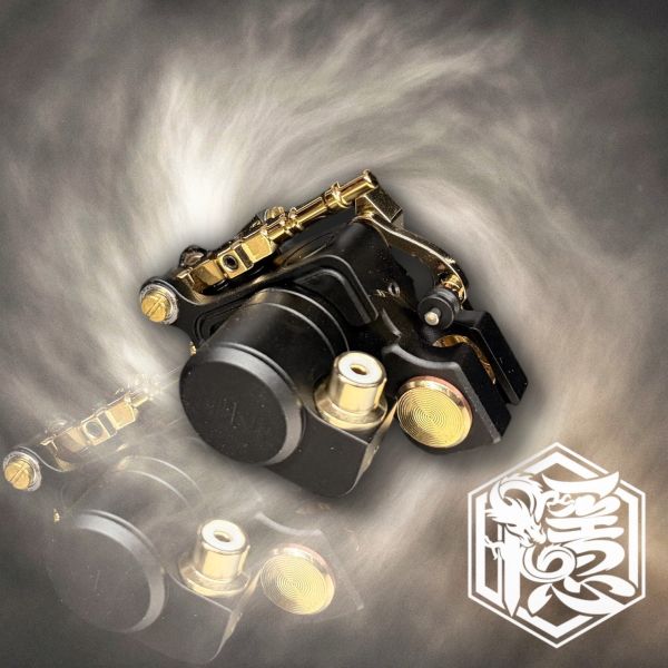 經濟實惠 復刻版 FONE 彈片馬達機 自帶壓針輪 力道猛 割線打霧通用 免橡皮筋 行程軟硬可調整 - 隱龍刺青紋身器材 隱龍專業刺青紋身器材,進口刺青器材,進口紋身器材,進口紋身耗材,進口紋身顏料色料,進口紋身黑色顏料色料,進口紋身彩色顏料色料,紋身電源,紋身線,紋身踏板腳踏,紋身轉印,紋身針,紋身一體針,紋身傳統長針,紋身針嘴,紋身握柄,紋身修護膏,紋身凡士林,紋身保養,紋身機,刺青機,紋身筆型機,紋身馬達機,紋身直驅機,紋身彈片機,紋身線圈機,紋身床,紋身工作車,紋身扶手,紋身用品,紋身套組。