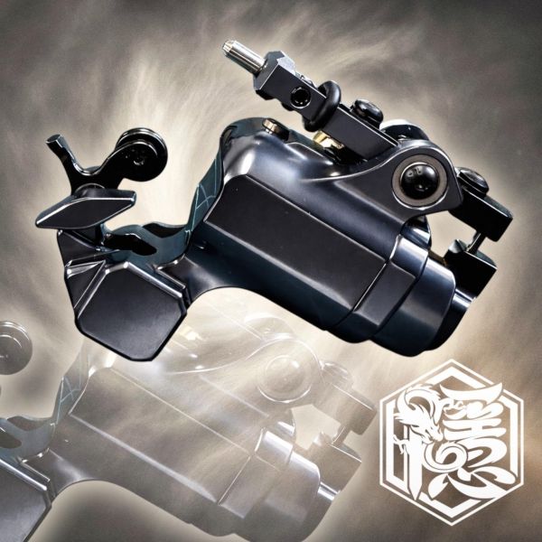 玄武小鋼炮 彈片馬達機 自帶壓針輪 力道足夠 割線打霧通用 免橡皮筋 行程軟硬可調 可轉RCA接孔方向 - 隱龍刺青紋身器材 隱龍專業刺青紋身器材,進口刺青器材,進口紋身器材,進口紋身耗材,進口紋身顏料色料,進口紋身黑色顏料色料,進口紋身彩色顏料色料,紋身電源,紋身線,紋身踏板腳踏,紋身轉印,紋身針,紋身一體針,紋身傳統長針,紋身針嘴,紋身握柄,紋身修護膏,紋身凡士林,紋身保養,紋身機,刺青機,紋身筆型機,紋身馬達機,紋身直驅機,紋身彈片機,紋身線圈機,紋身床,紋身工作車,紋身扶手,紋身用品,紋身套組。