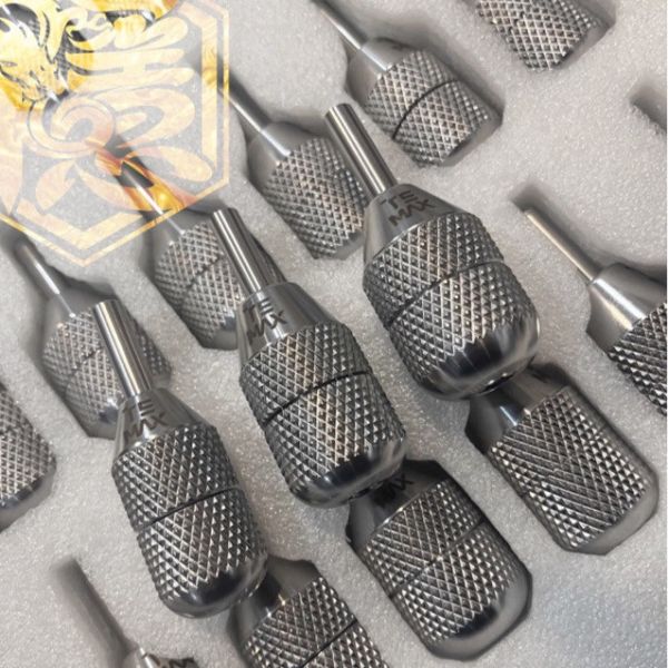 深紋精雕 - 高品質 304不鏽鋼 - 自鎖式紋身握柄 - 25MM / 28MM / 30MM 大小可選 - 手感磨皮穩重舒適 - 隱龍刺青紋身器材 隱龍專業刺青紋身器材,進口刺青器材,進口紋身器材,進口紋身耗材,進口紋身顏料色料,進口紋身黑色顏料色料,進口紋身彩色顏料色料,紋身電源,紋身線,紋身踏板腳踏,紋身轉印,紋身針,紋身一體針,紋身傳統長針,紋身針嘴,紋身握柄,紋身修護膏,紋身凡士林,紋身保養,紋身機,刺青機,紋身筆型機,紋身馬達機,紋身直驅機,紋身彈片機,紋身線圈機,紋身床,紋身工作車,紋身扶手,紋身用品,紋身套組。