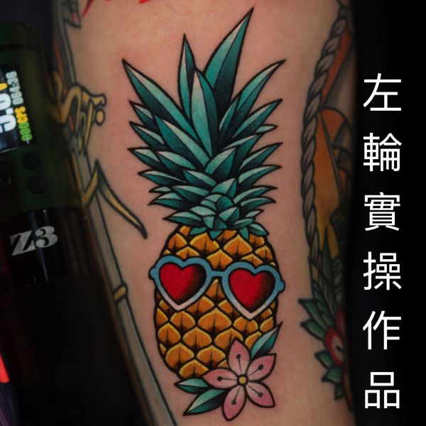 強力推薦 刺感極佳 - 雙電池 左輪變頻無線筆 雙握柄全套組 變頻模式/正常模式可切換 軸距行程4.2MM - 隱龍刺青紋身器材 隱龍專業刺青紋身器材,進口刺青器材,進口紋身器材,進口紋身耗材,進口紋身顏料色料,進口紋身黑色顏料色料,進口紋身彩色顏料色料,紋身電源,紋身線,紋身踏板腳踏,紋身轉印,紋身針,紋身一體針,紋身傳統長針,紋身針嘴,紋身握柄,紋身修護膏,紋身凡士林,紋身保養,紋身機,刺青機,紋身筆型機,紋身馬達機,紋身直驅機,紋身彈片機,紋身線圈機,紋身床,紋身工作車,紋身扶手,紋身用品,紋身套組。