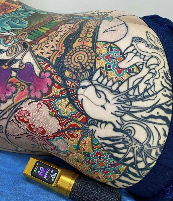 越南進口 - HV6PRO 雙電源無線變頻紋身筆 硬度夠 整體強勁動能 刺感極佳 雙模式雙鍵切換 全套組 - 隱龍刺青紋身器材 隱龍專業刺青紋身器材,進口刺青器材,進口紋身器材,進口紋身耗材,進口紋身顏料色料,進口紋身黑色顏料色料,進口紋身彩色顏料色料,紋身電源,紋身線,紋身踏板腳踏,紋身轉印,紋身針,紋身一體針,紋身傳統長針,紋身針嘴,紋身握柄,紋身修護膏,紋身凡士林,紋身保養,紋身機,刺青機,紋身筆型機,紋身馬達機,紋身直驅機,紋身彈片機,紋身線圈機,紋身床,紋身工作車,紋身扶手,紋身用品,紋身套組。