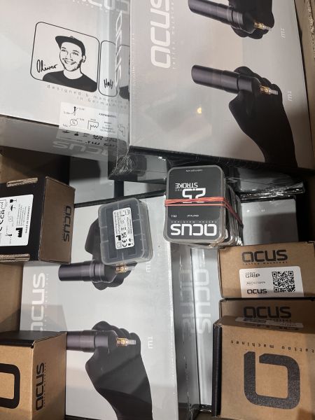 德國ACUS - M1 全能無線紋身筆 雙電池 全套組 - 可選擇 正常版 / Plus版 可加購握柄與各軸承 - 隱龍刺青紋身器材 隱龍專業刺青紋身器材,進口刺青器材,進口紋身器材,進口紋身耗材,進口紋身顏料色料,進口紋身黑色顏料色料,進口紋身彩色顏料色料,紋身電源,紋身線,紋身踏板腳踏,紋身轉印,紋身針,紋身一體針,紋身傳統長針,紋身針嘴,紋身握柄,紋身修護膏,紋身凡士林,紋身保養,紋身機,刺青機,紋身筆型機,紋身馬達機,紋身直驅機,紋身彈片機,紋身線圈機,紋身床,紋身工作車,紋身扶手,紋身用品,紋身套組。