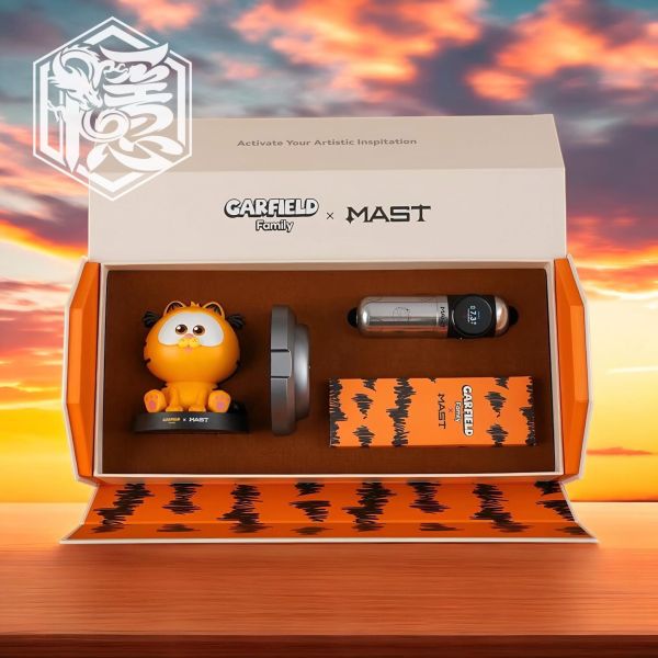 加菲貓正版授權 CARFIELD x MAST 聯名款 雙電池無線短筆 軸距行程4.2MM 可使用藍芽腳踏 連結APP調整 - 隱龍刺青紋身器材 隱龍專業刺青紋身器材,進口刺青器材,進口紋身器材,進口紋身耗材,進口紋身顏料色料,進口紋身黑色顏料色料,進口紋身彩色顏料色料,紋身電源,紋身線,紋身踏板腳踏,紋身轉印,紋身針,紋身一體針,紋身傳統長針,紋身針嘴,紋身握柄,紋身修護膏,紋身凡士林,紋身保養,紋身機,刺青機,紋身筆型機,紋身馬達機,紋身直驅機,紋身彈片機,紋身線圈機,紋身床,紋身工作車,紋身扶手,紋身用品,紋身套組。