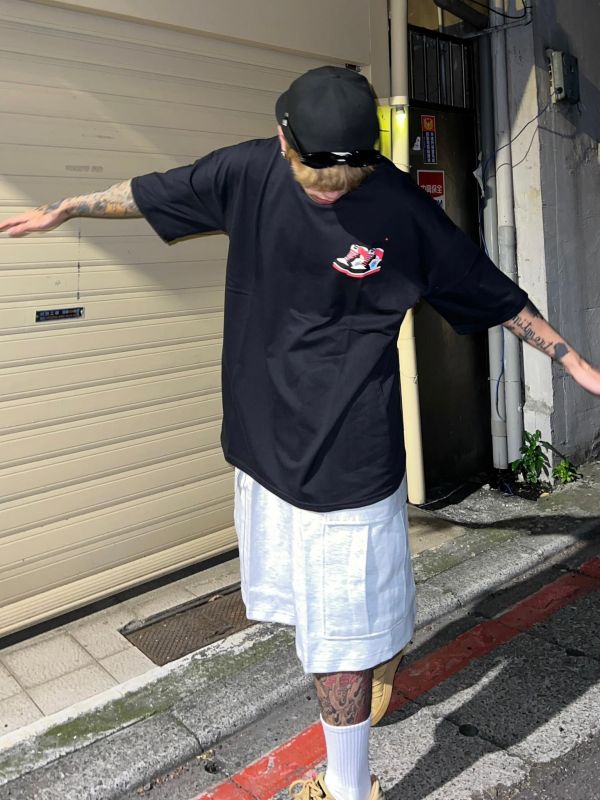 【現貨】背後超炫球鞋Tee 