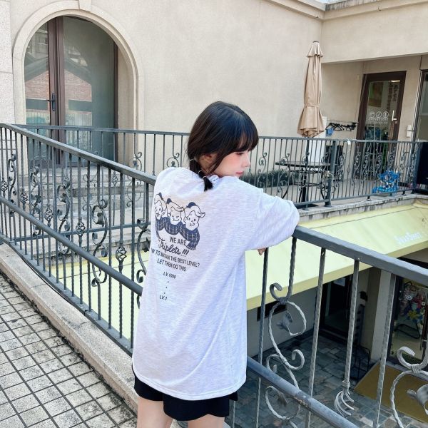 【現貨】圍巾小男孩插圖Tee 