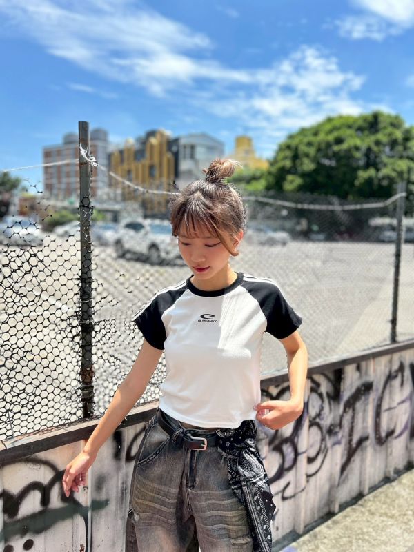 【現貨】C字撞色線條短版上衣 